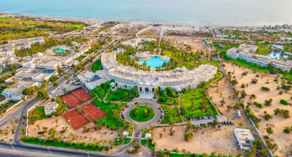 Royal Garden Palace hotel na Djerbě s krásnou zahradou a bazénem.