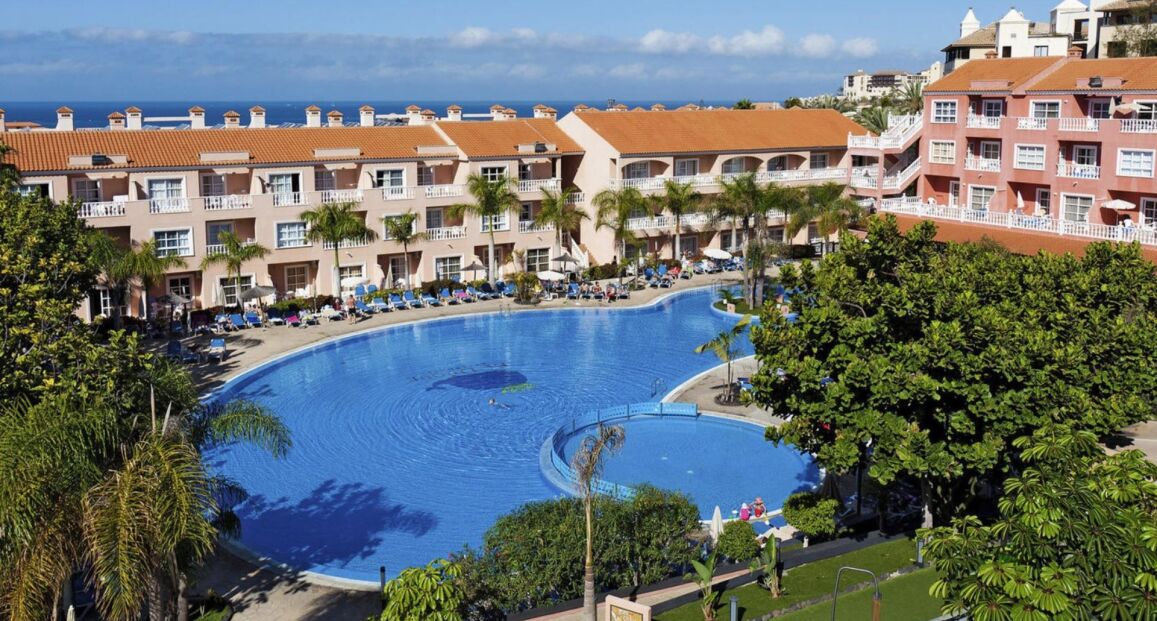 Hotel El Duque s bazénem v Costa Adeje na Tenerife.