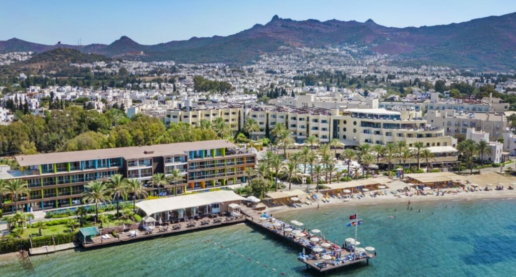 Arin Resort v Alanyi s moderním ubytováním a all inclusive službami.