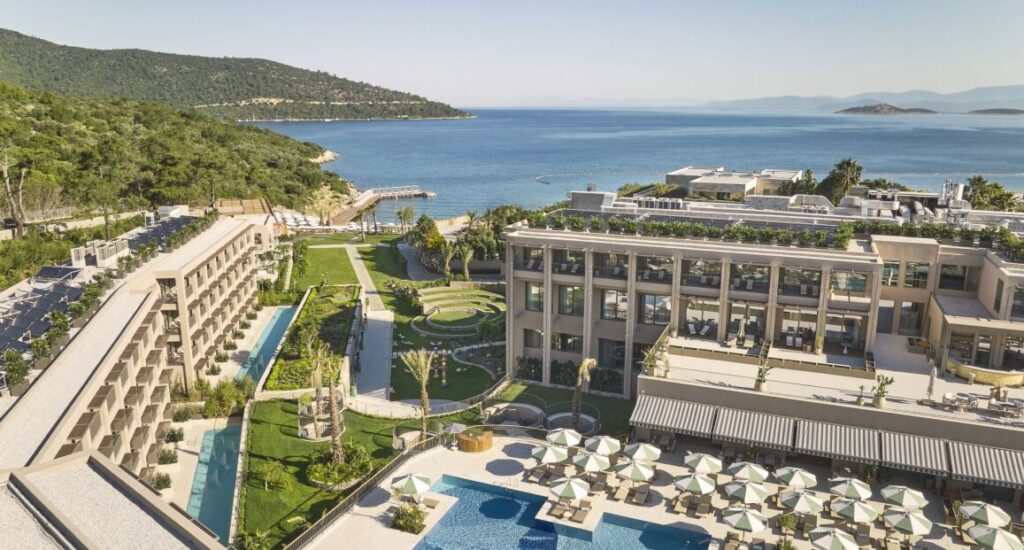 Hotel Hyde Bodrum s moderním ubytováním a výhledem na moře.