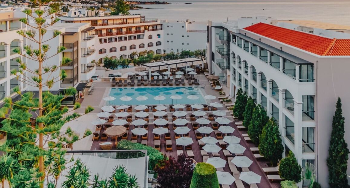 Albatros Resort & Spa na Krétě s moderními pokoji a bazénem.