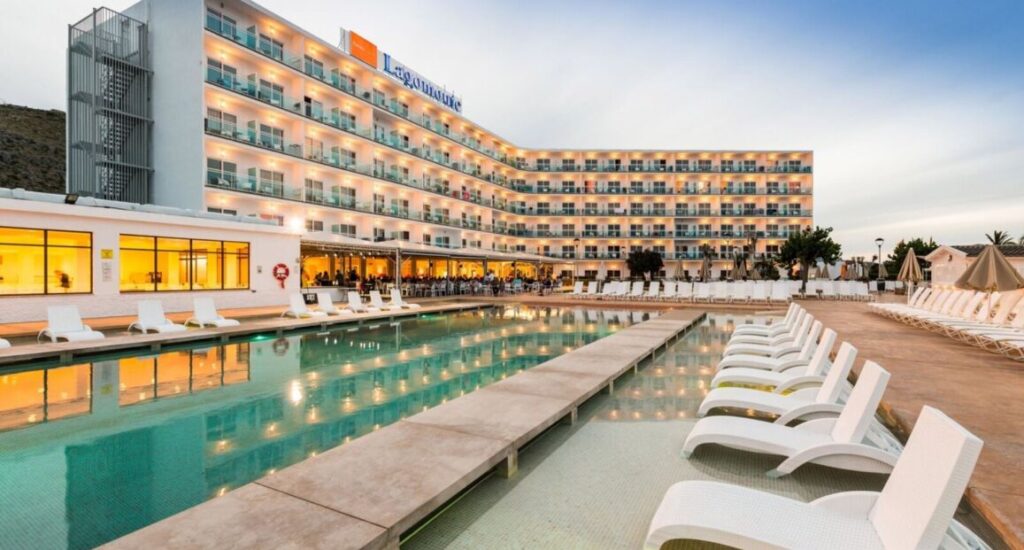 Hotel TUI SUNEO Lagomonte na Mallorce s bazénem a zahradou.