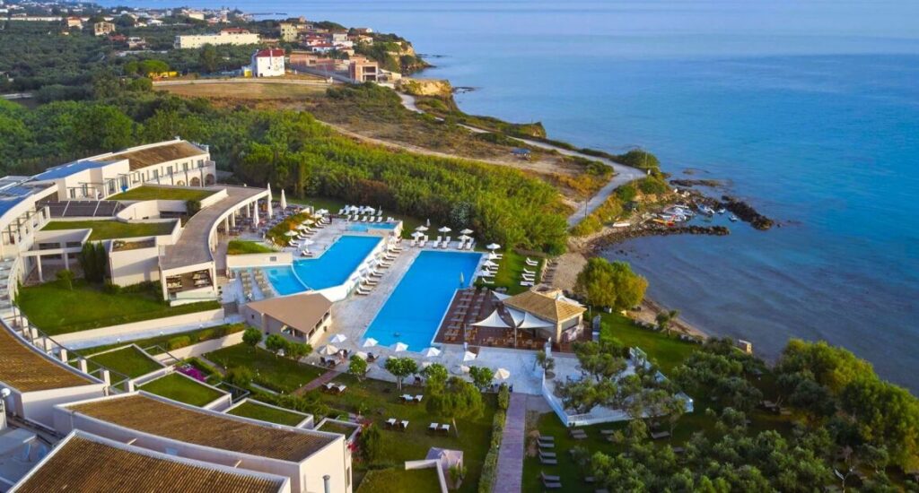 Atlantica Eleon Grand Resort na ostrově Zakynthos s moderním ubytováním a bazény.
