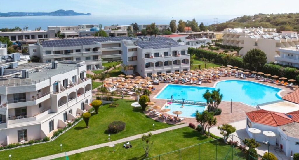 Leonardo Kolymbia Resort s výhledem na pláž a bazén