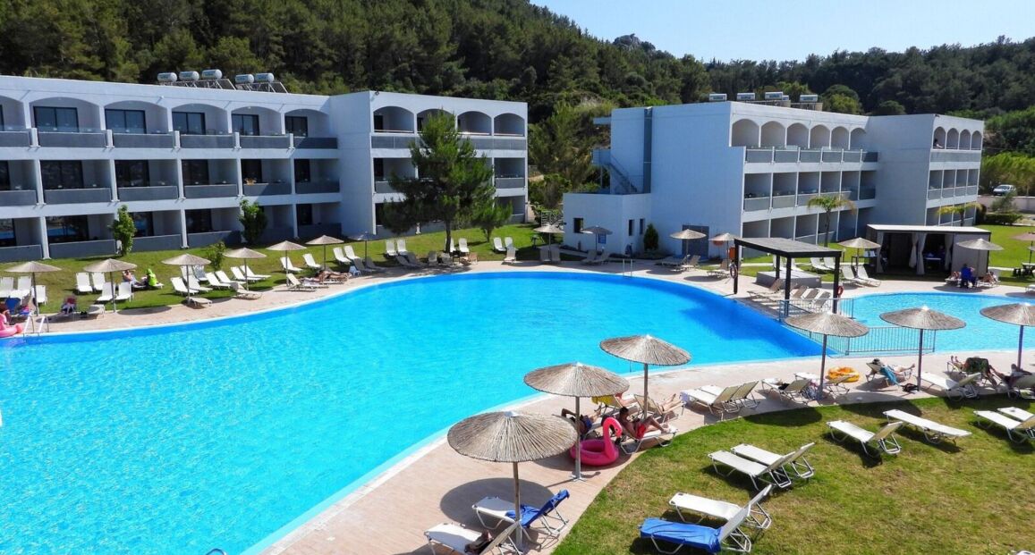 Hotel Evita Resort na Rhodosu s bazénem a moderním ubytováním.