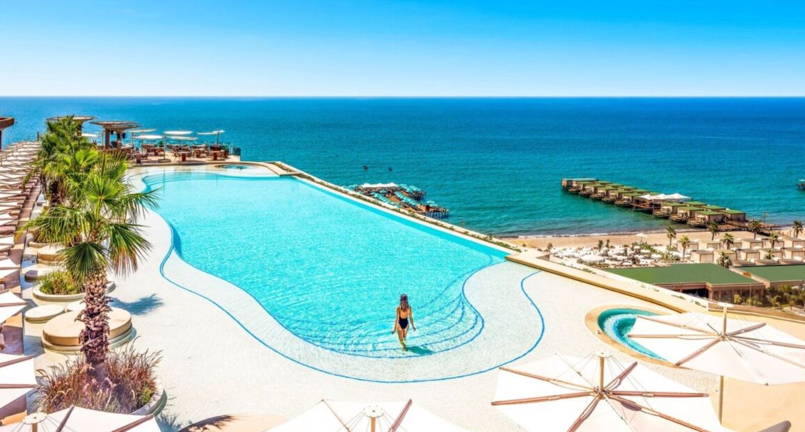 Hotel Regnum The Crown v Belek s luxusním ubytováním a aquaparkem.