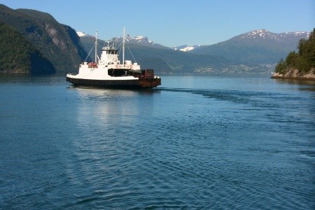 Norské fjordy s majestátními horami a klidnou vodou