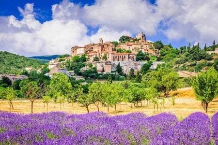 Poznávací zájezd do Provence s návštěvou historických měst a přírodních rezervací.
