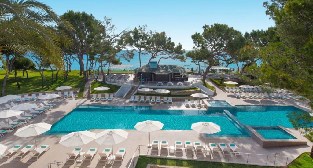 Hotel Iberostar Selection Playa de Muro Village u pláže na Mallorce.