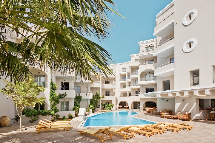 Luxusní hotel Parasol blízko pláže v Pigadii na Karpatosu.