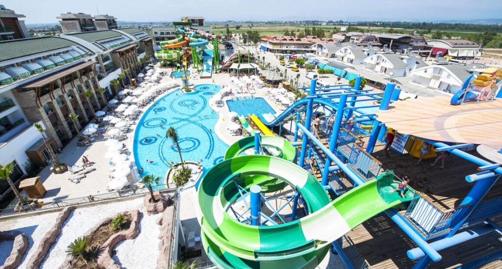 Crystal Waterworld Resort & Spa v Turecku s aquaparkem a pláží.