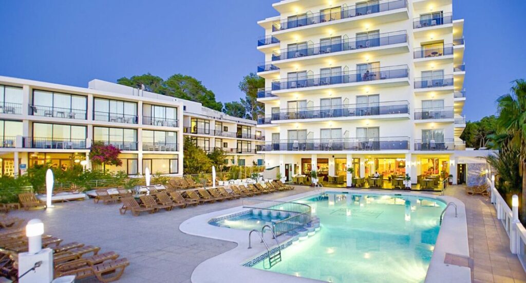 Hotel Bellamar u pláže v letovisku San Antonio