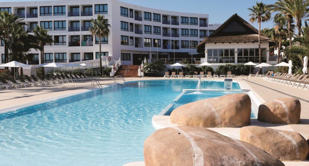 Marvell Club Hotel & Apartments v Ibize s bazénem a blízkostí pláže.