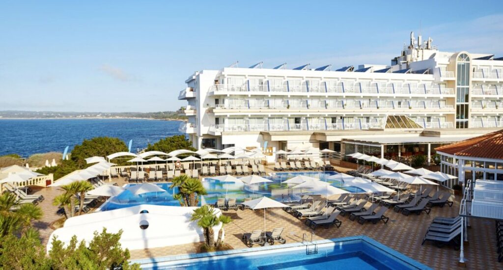 Hotel Insotel Formentera Playa u pláže na ostrově Formentera.