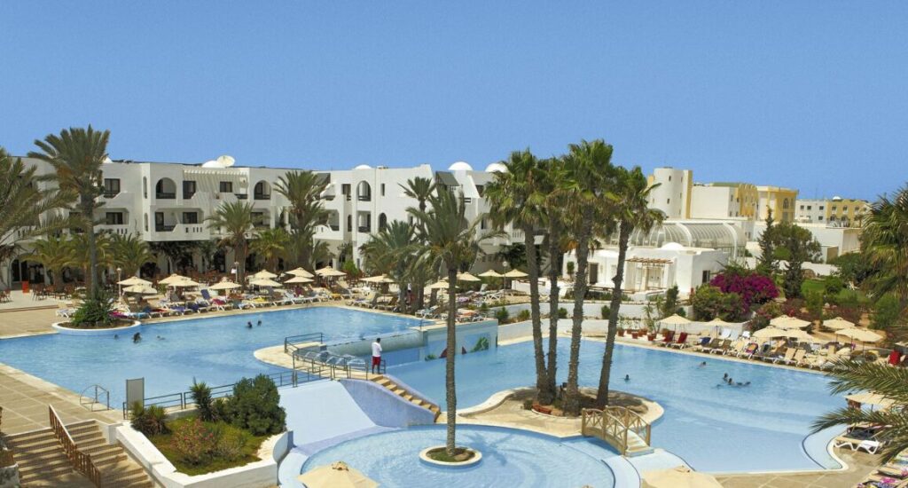 Hotel Seabel Aladin v Tunisku s bungalovy a blízkostí k pláži.