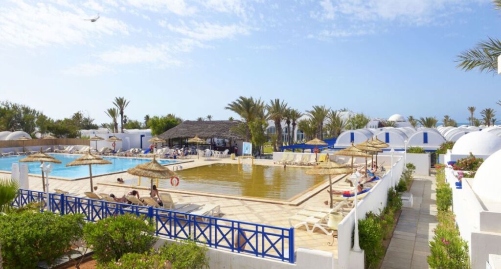 Hotel Monarque Dar Jerba Zahra u písčité pláže na Djerbě.