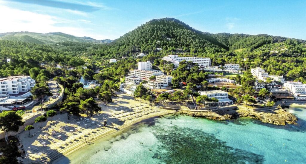 Hotel Sandos El Greco u pláže v malebné lokalitě