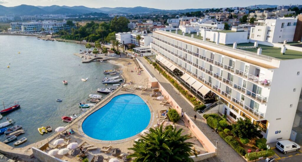 Hotel Simbad u pláže Talamanca na Ibize