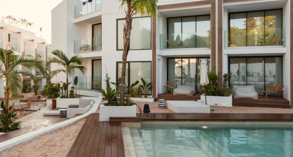 Nativo Hotel na Ibize s moderním ubytováním a střešním barem