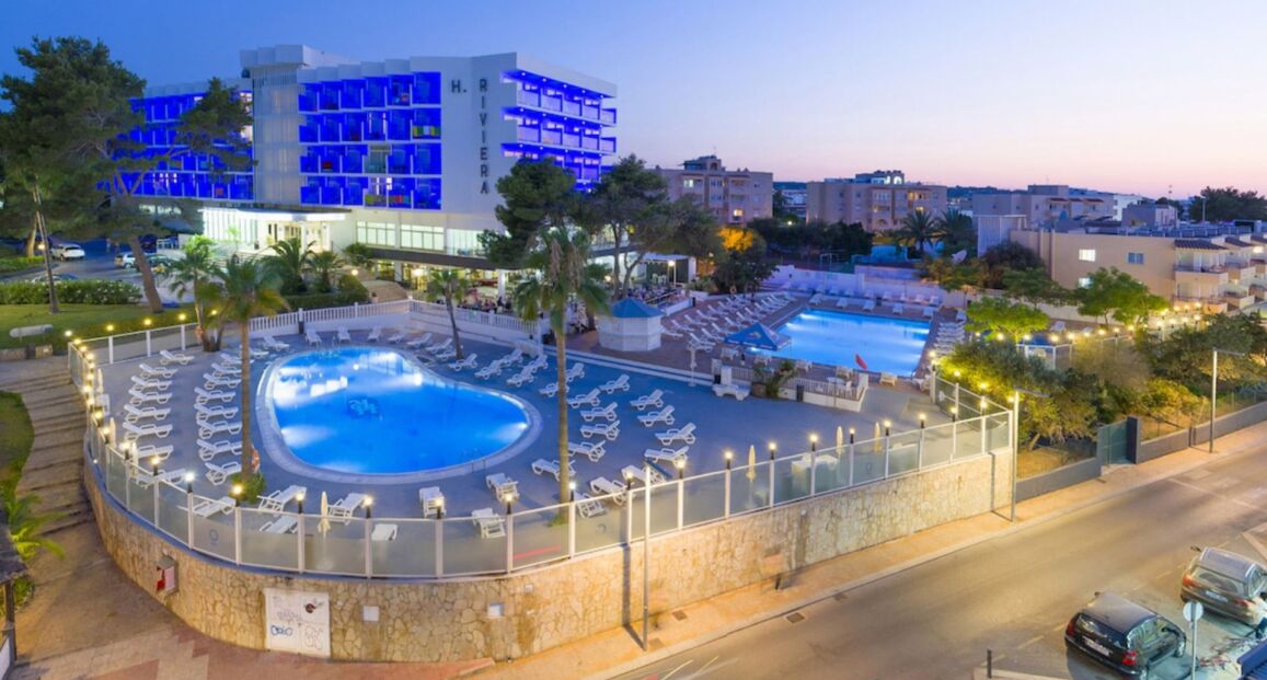 Hotel Vibra Riviera na Ibize s pohodlnými pokoji a bazénem.