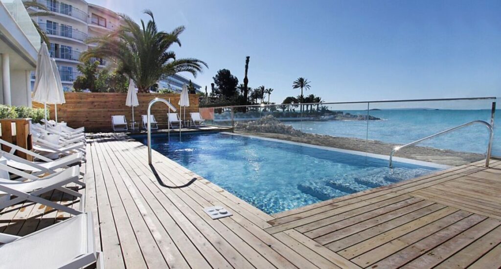 Hotel Nautico Ebeso s výhledem na moře na Ibize.