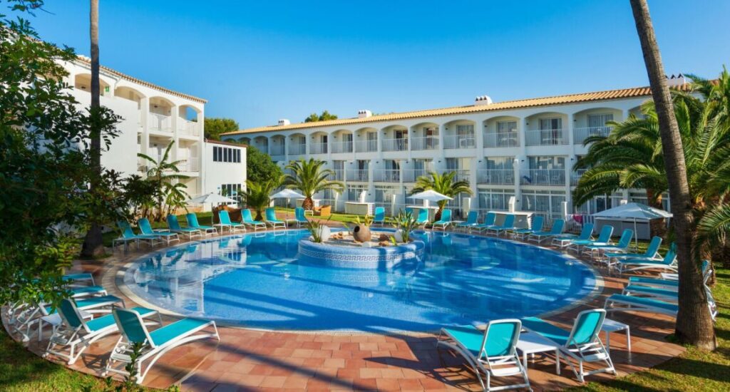 Hotel Vibra Cala Tarida blízko pláže na Ibize.