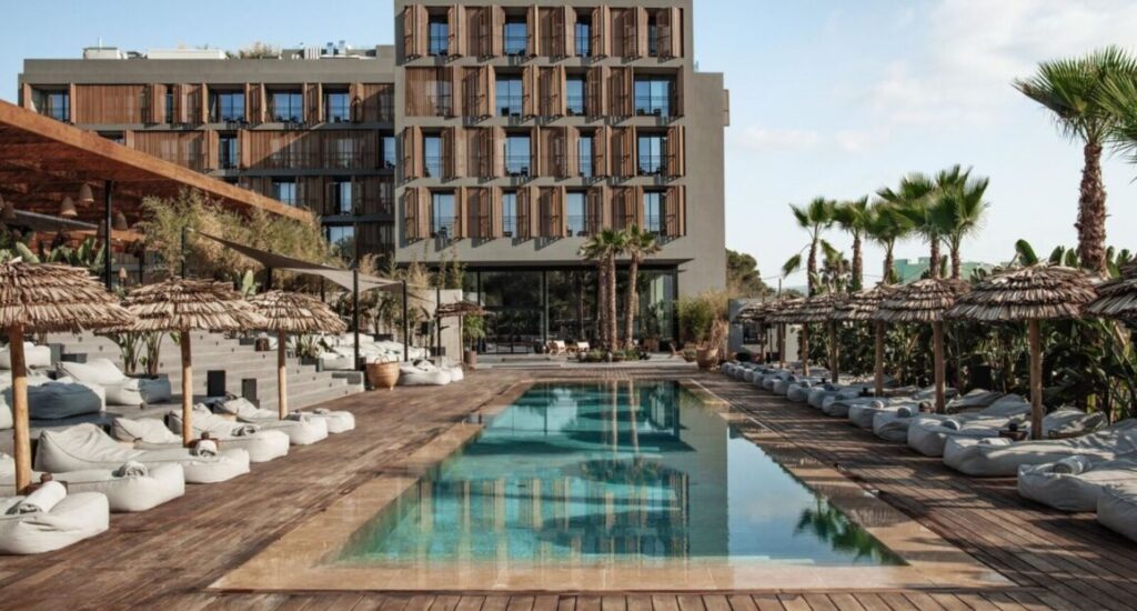 Hotel OKU Ibiza s výhledem na moře a stylovým interiérem
