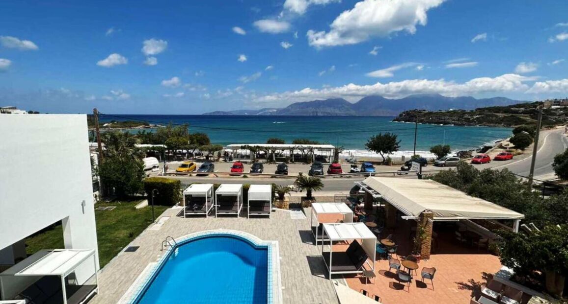 Faedra Beach Resort s výhledem na moře na východní Krétě.