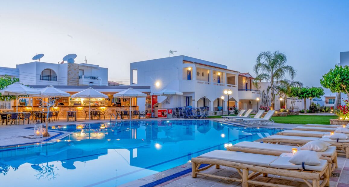 Hotel Maria Rousse v letovisku Malia s bazénem a blízkostí pláže.