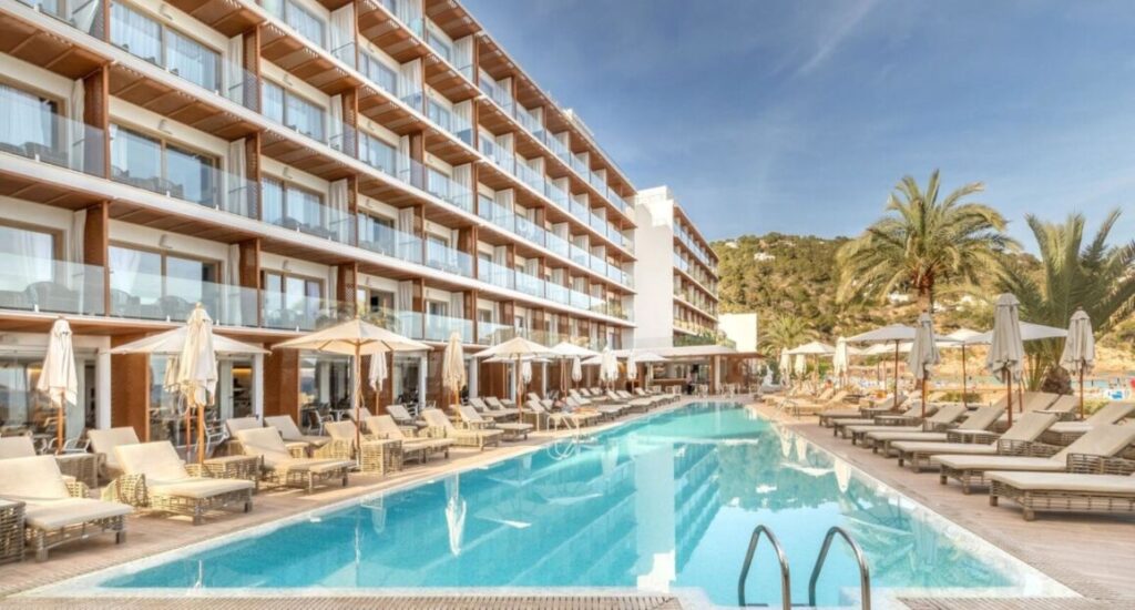 El Somni Ibiza Dream Hotel přímo na pláži s výhledem na moře.