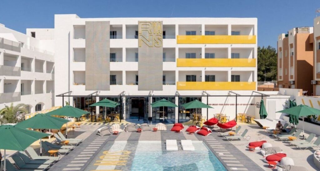 Moderní hotel Ryans Lolas na Ibize s bazénem a blízko pláže.