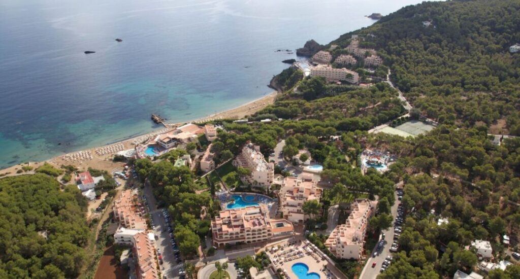 Invisa Figueral Resort u pláže v Cala Blanca na Ibize.