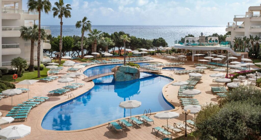 Hotel Tropic Garden s výhledem na moře v letovisku Santa Eularia des Riu.