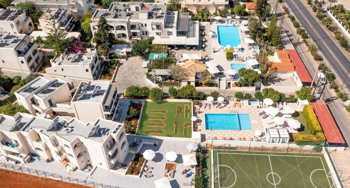 Hotel Anastasia v letovisku Stalis na Krétě s bazény a výhledem na moře.