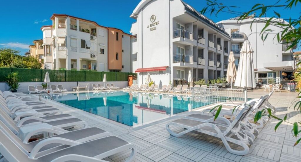 Hotel Harmony v Side s prostornými pokoji a blízkostí k pláži.