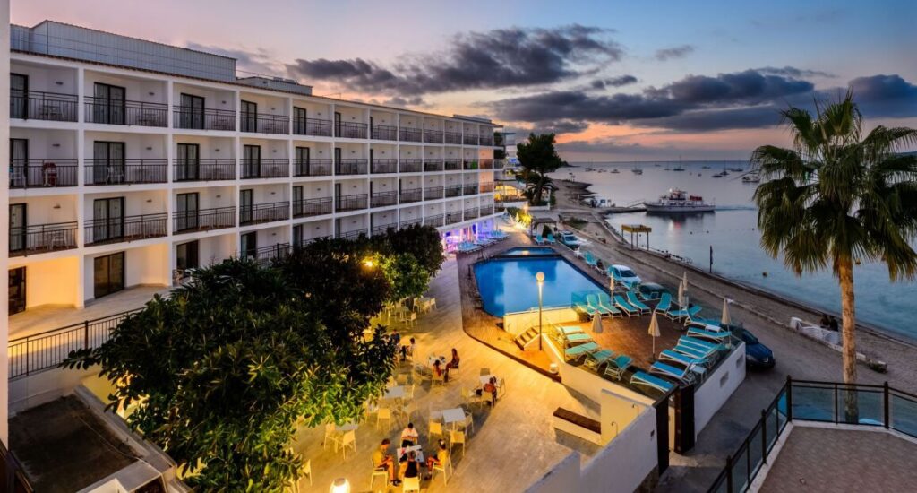 Hotel Vibra San Remo u pláže v San Antonio na Ibize.