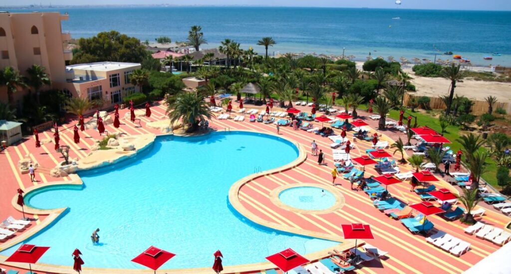 Hotel Skanes Serail s bazénem a tobogány v Tunisku.