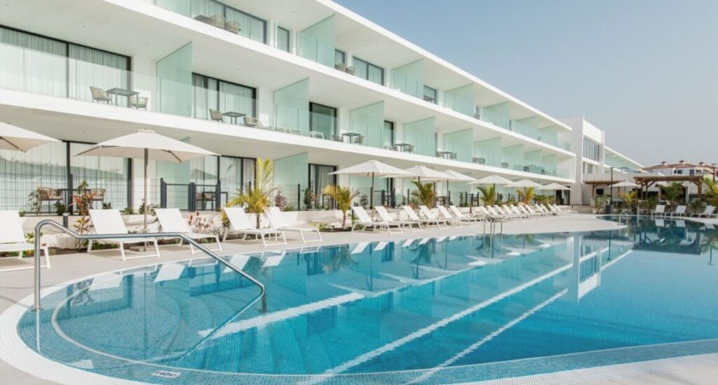 Amarilla Golf Residences s výhledem na golfové hřiště a oceán.