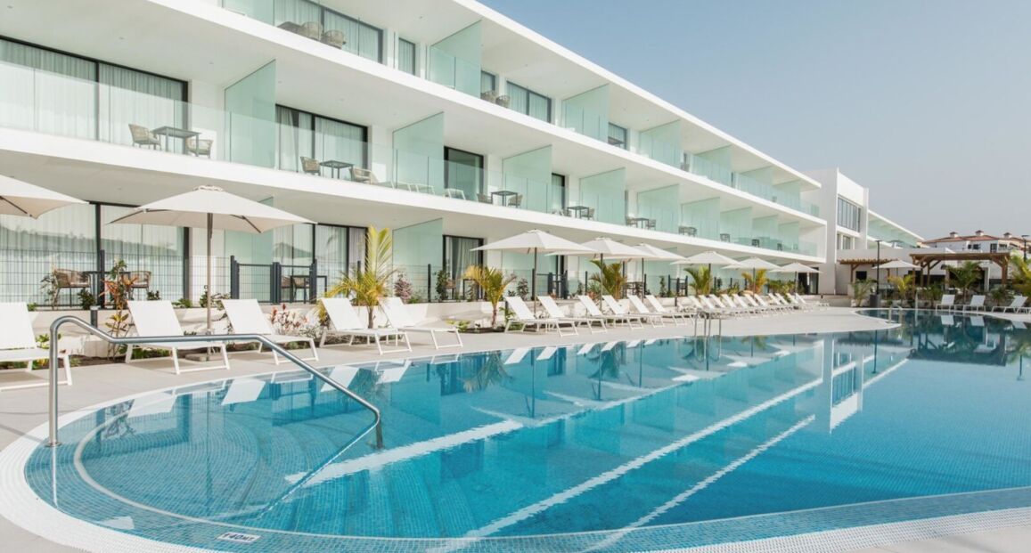 Amarilla Golf Residences s výhledem na golfové hřiště a oceán.