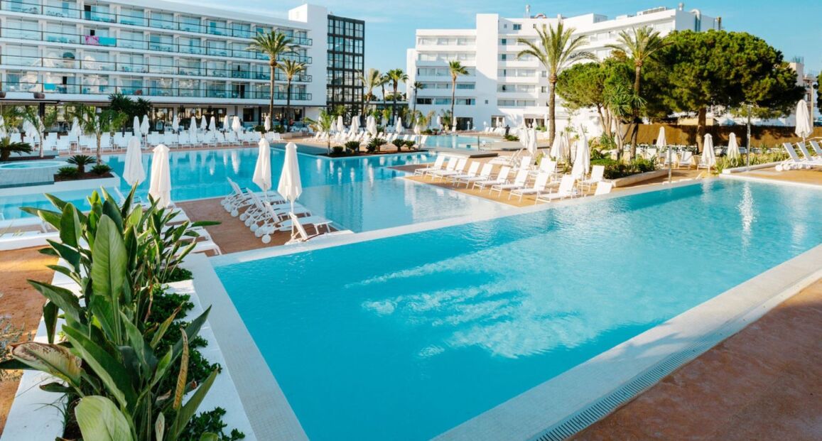 Hotel AluaSoul Ibiza s výhledem na bazén a terasu