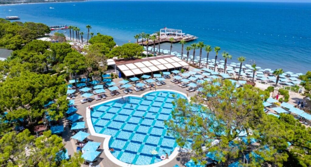 Hotel Nirvana Mediterranean Excellence v Kemeru s vilami a bazény.