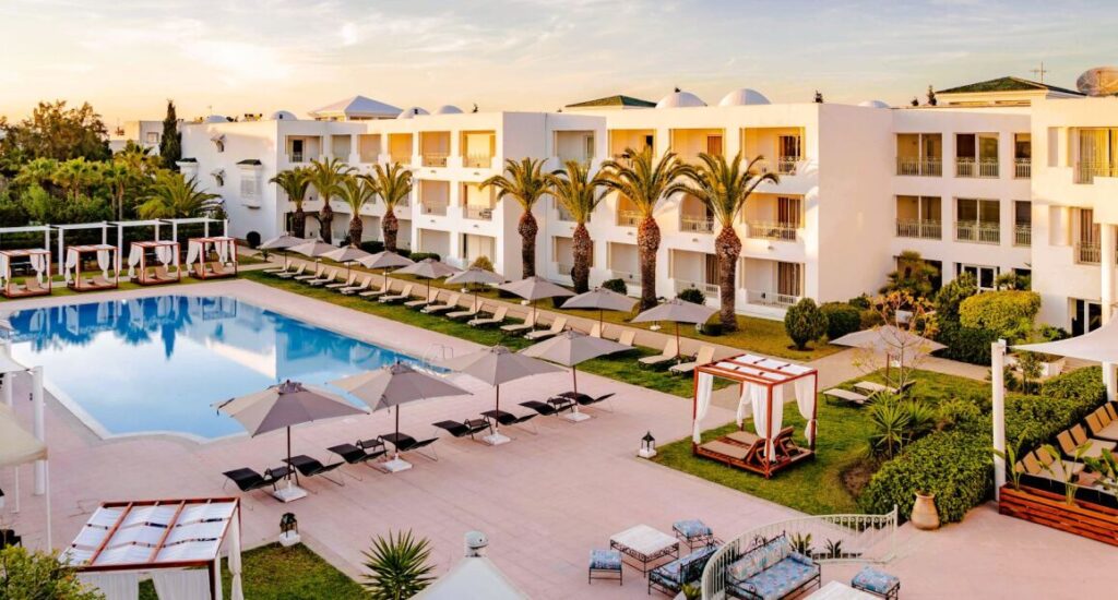 TMK Hotel Flora Park v Tunisku s bazénem a relaxačními zónami.