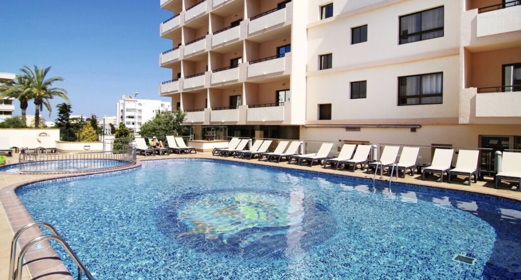 Invisa Hotel La Cala v centru Ibizy, ideální pro dospělé