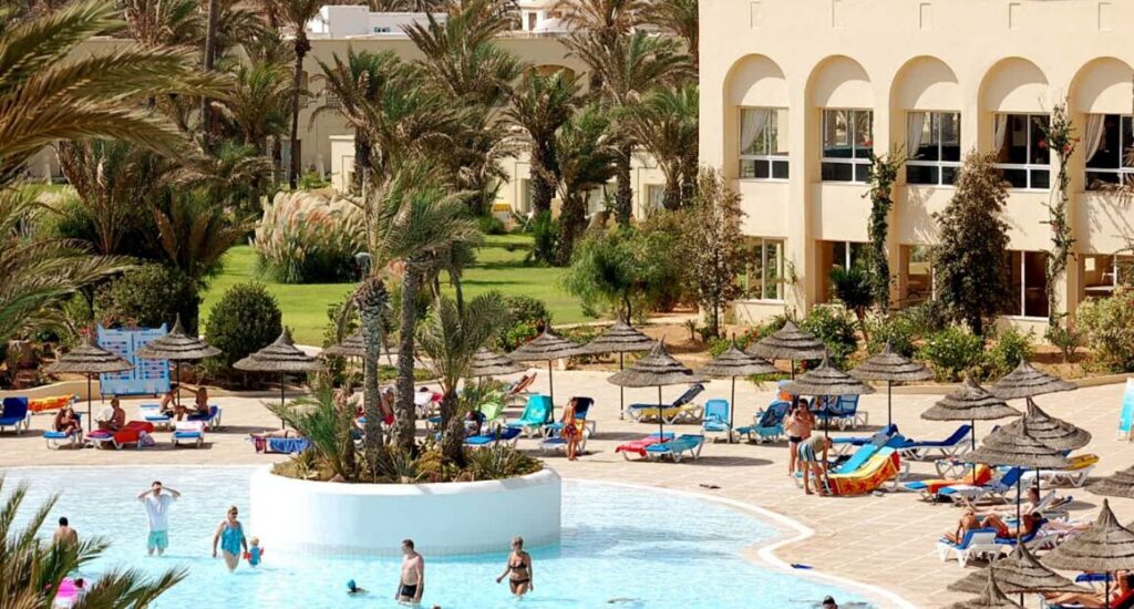 Hotel Zephir & Spa v Zarzisu s krásnou zahradou a bazénem.