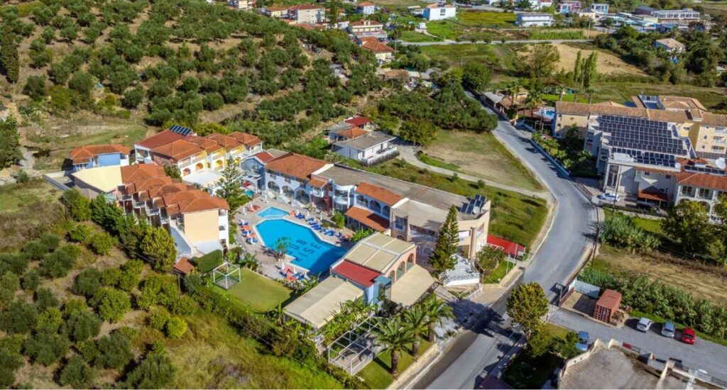 Sunrise Hotel v Tsilivi s výhledem na bazén