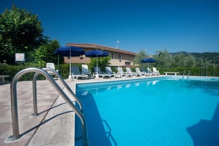 Hotel Lory u Lago di Garda s venkovním bazénem a zahradou.