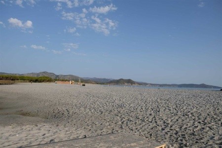 Kemp Selema na severovýchodním pobřeží Sardinie s mobilními domky a bazénem.