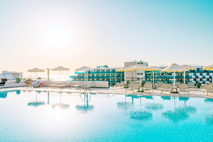 Terasa na sluneni a bazen