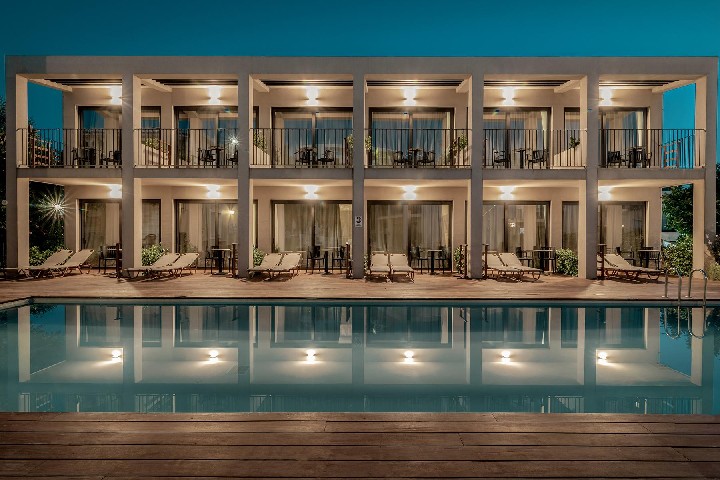 Hotel New Beach u pláže s výhledem na bazén