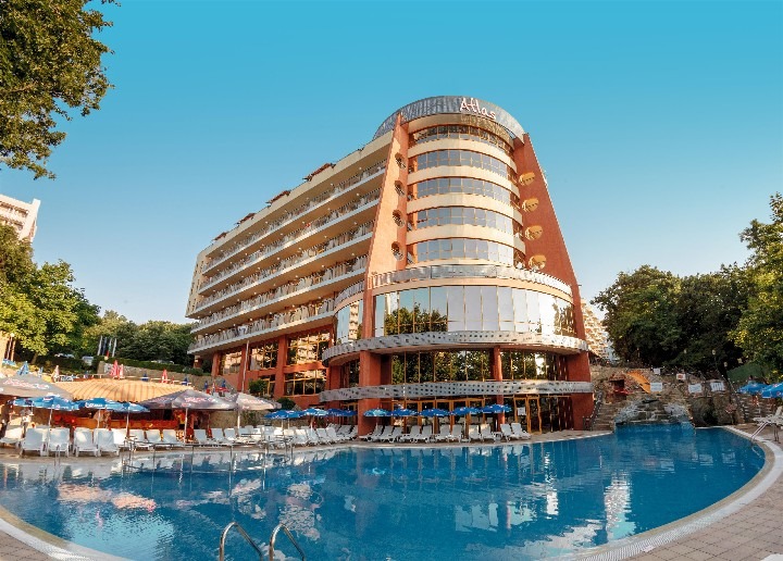 Hotel Atlas ve Zlatých Píscích, blízko pláže a centra letoviska.